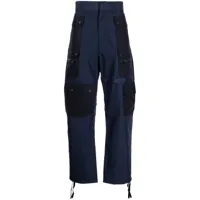 white mountaineering pantalon à design multi-poches - bleu