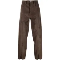 nanushka pantalon droit en daim artificiel - marron