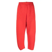issey miyake pantalon droit à effet plissé - rouge