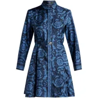 versace robe-chemise ceinturée en soie à logo imprimé - bleu