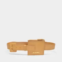 la ceinture carrée en cuir beige