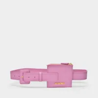 la ceinture carrée en cuir rose