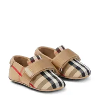 burberry kids bébé – chaussures slip-on burberry check