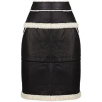 chanel pre-owned jupe en cuir à bord en peau lainée - noir