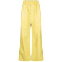 nanushka pantalon en cuir artificiel - jaune