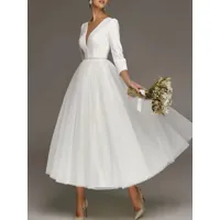 robe de mariée courte blanche col v demie manche boutonné sur dos