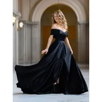 robe de mariée noire trapèze sans manches fendue sur le devant en tissu satiné longueur au sol